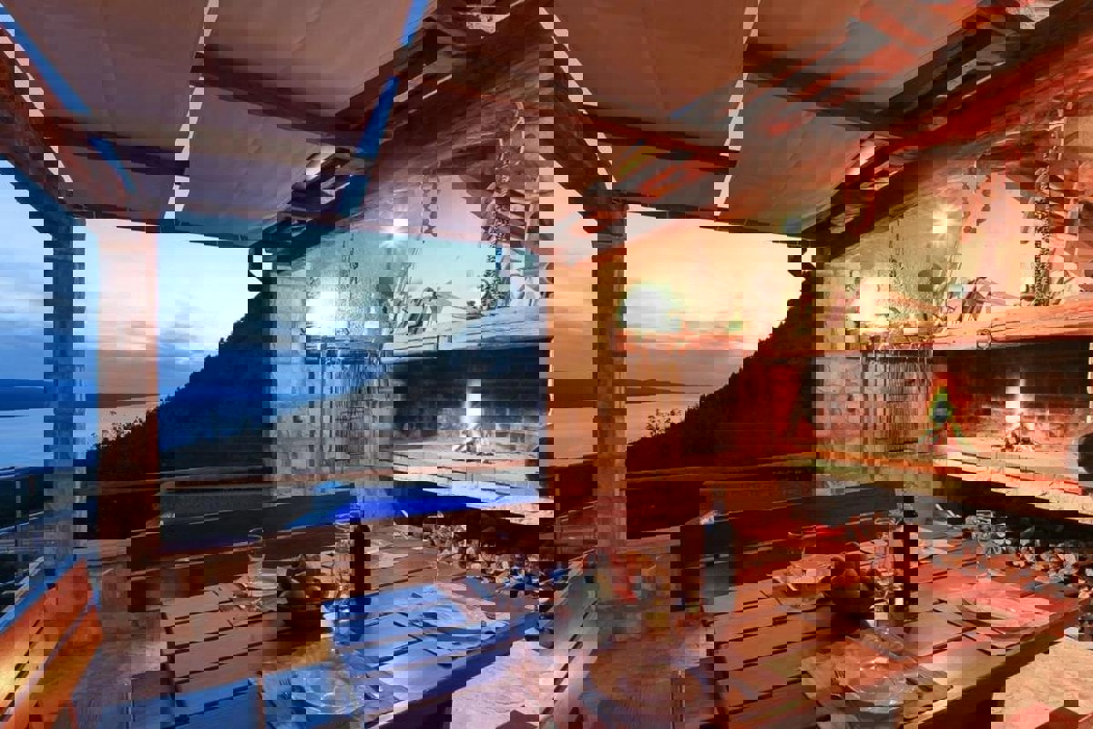 Casa in pietra in stile mediterraneo con piscina e vista mare