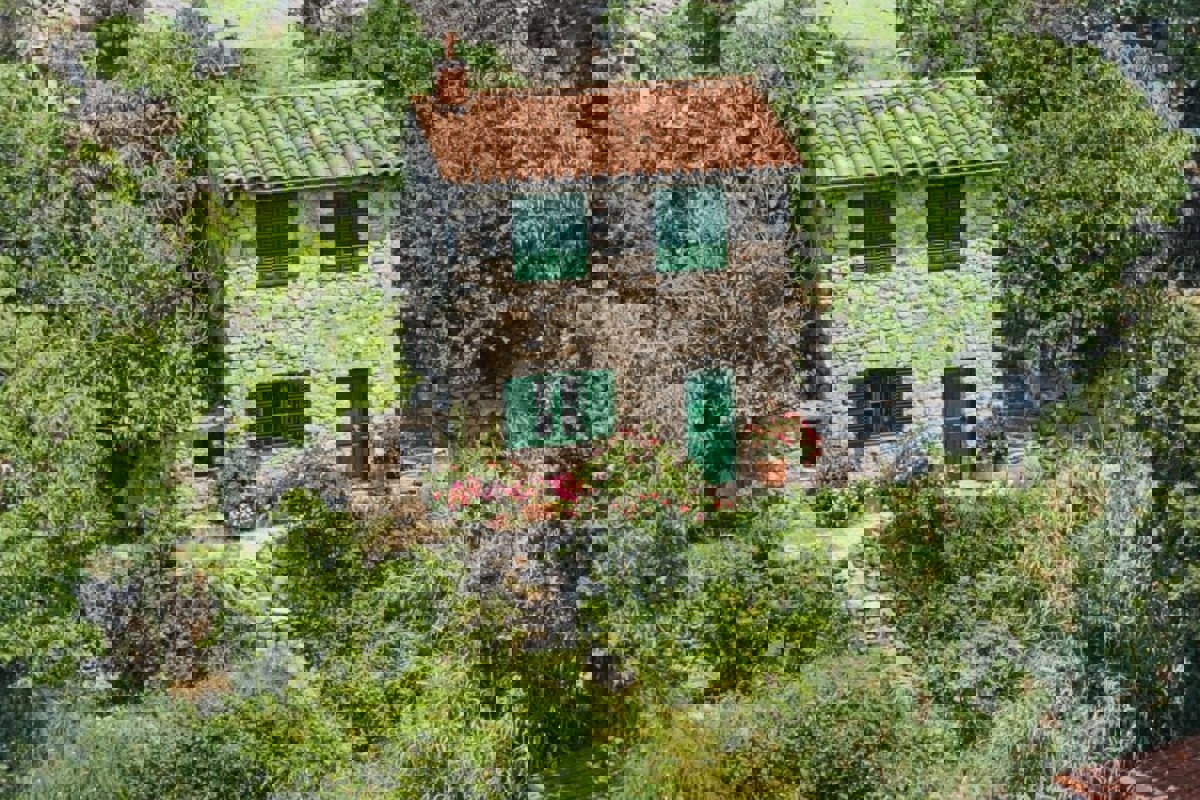 Casa da ristrutturare con vista mare aperta vicino al Parco Naturale del Biokovo