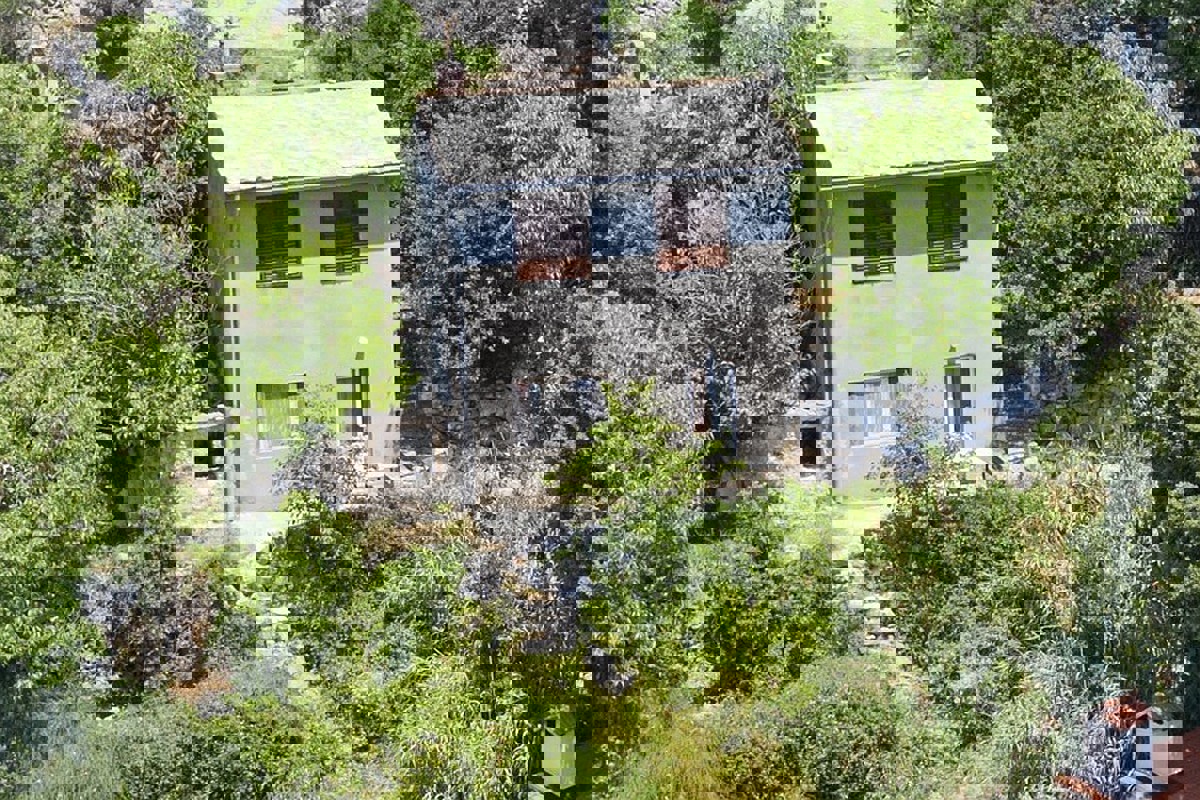 Casa da ristrutturare con vista mare aperta vicino al Parco Naturale del Biokovo