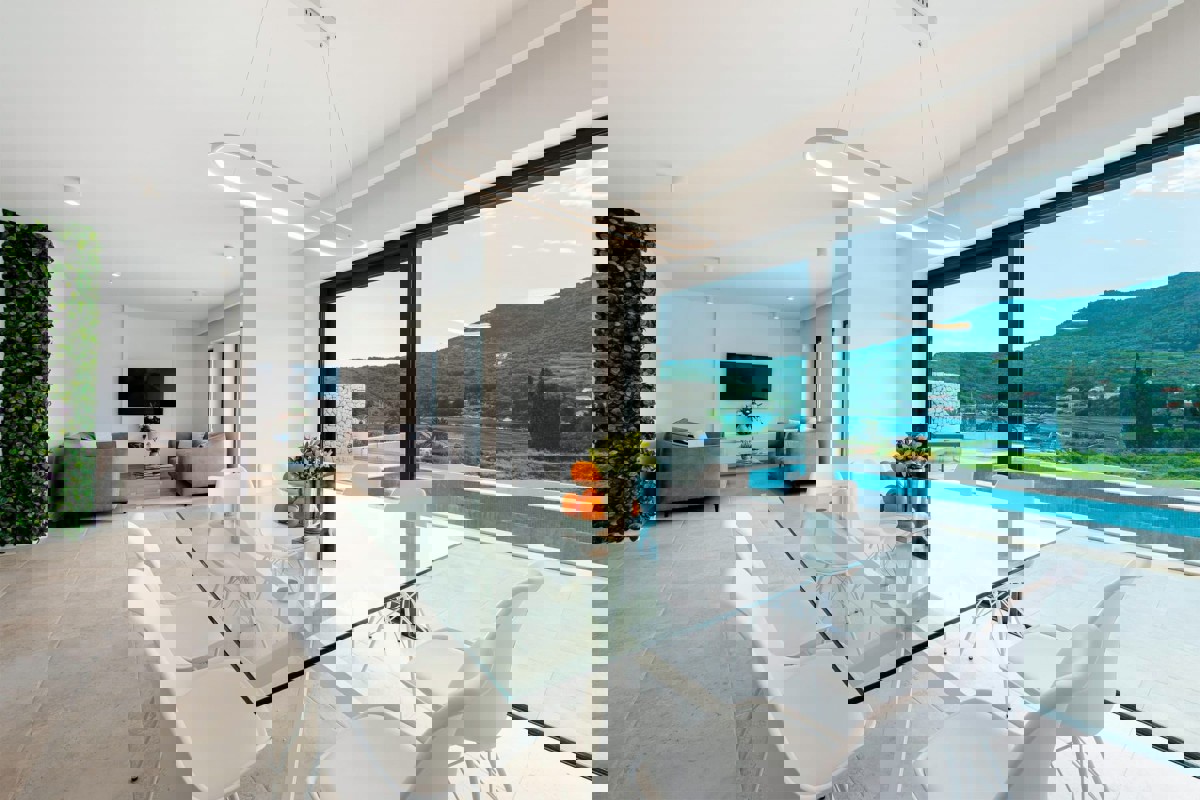 Villa di lusso vicino alla spiaggia con vista mare