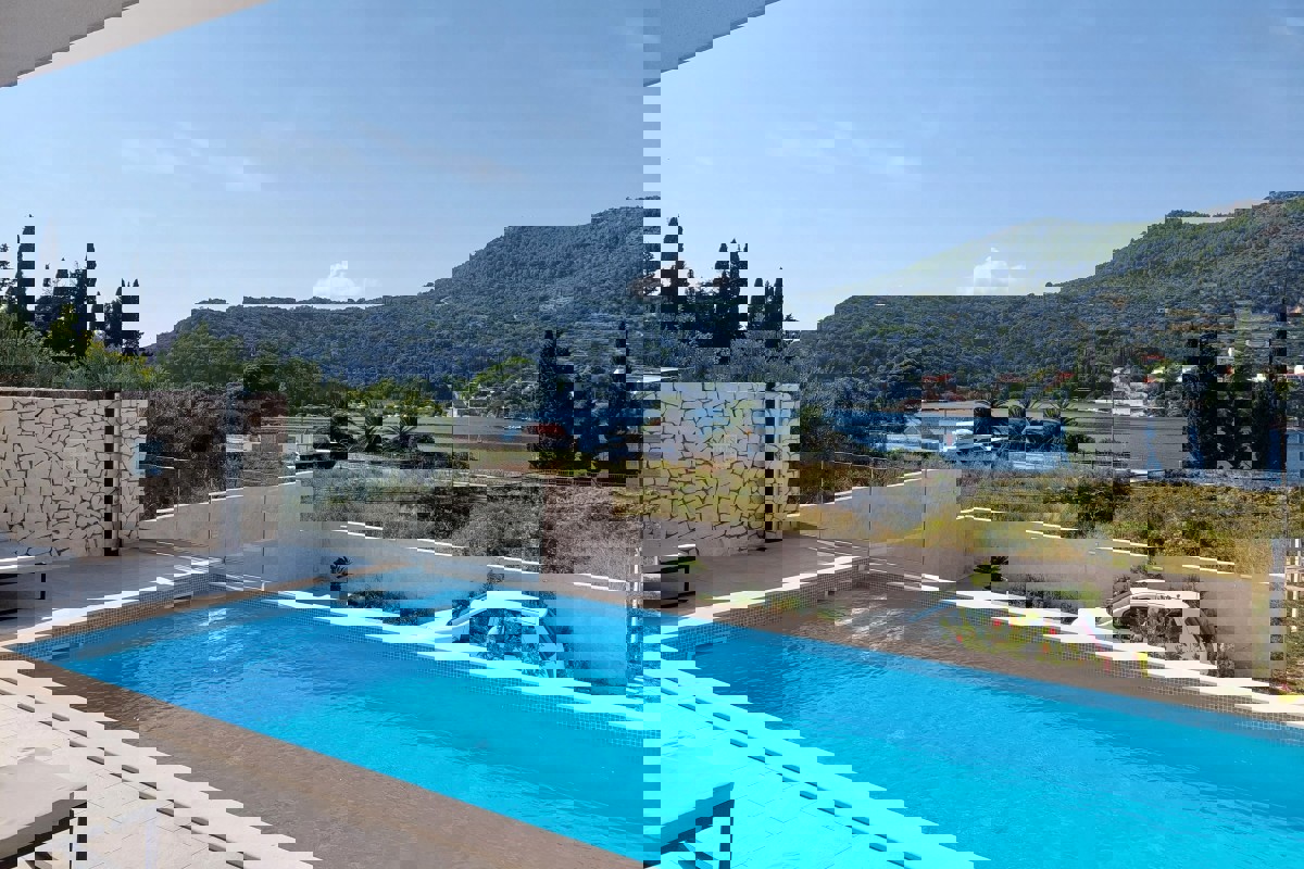 Villa di lusso vicino alla spiaggia con vista mare