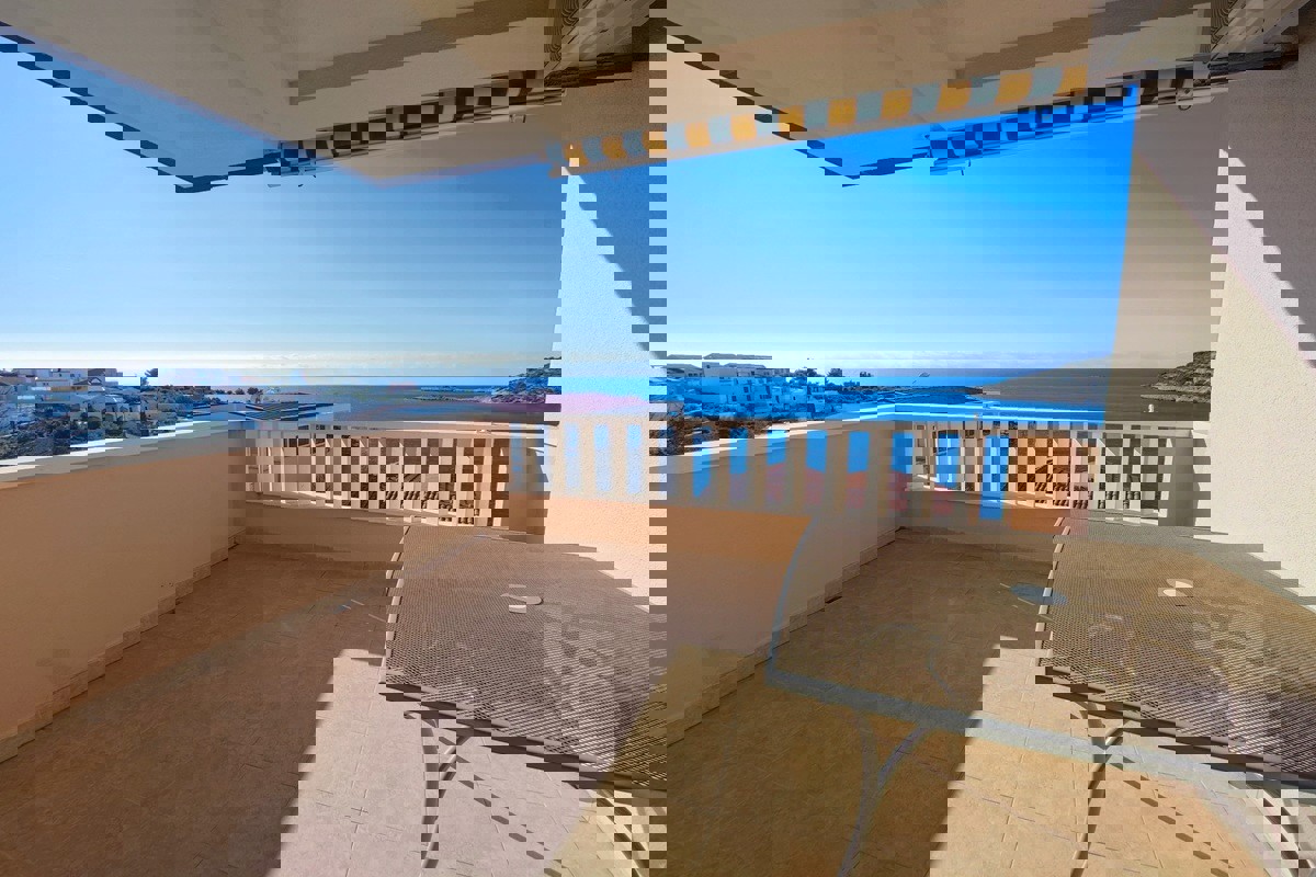 Palazzina con piscina e vista panoramica sul mare