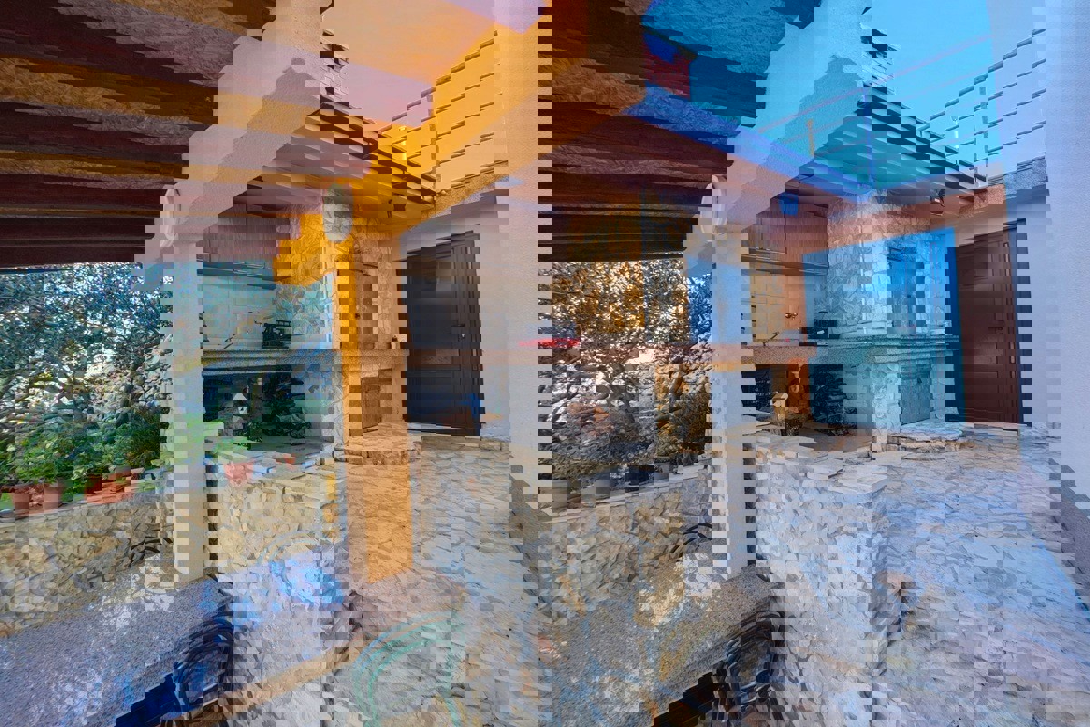 Palazzina con piscina e vista panoramica sul mare