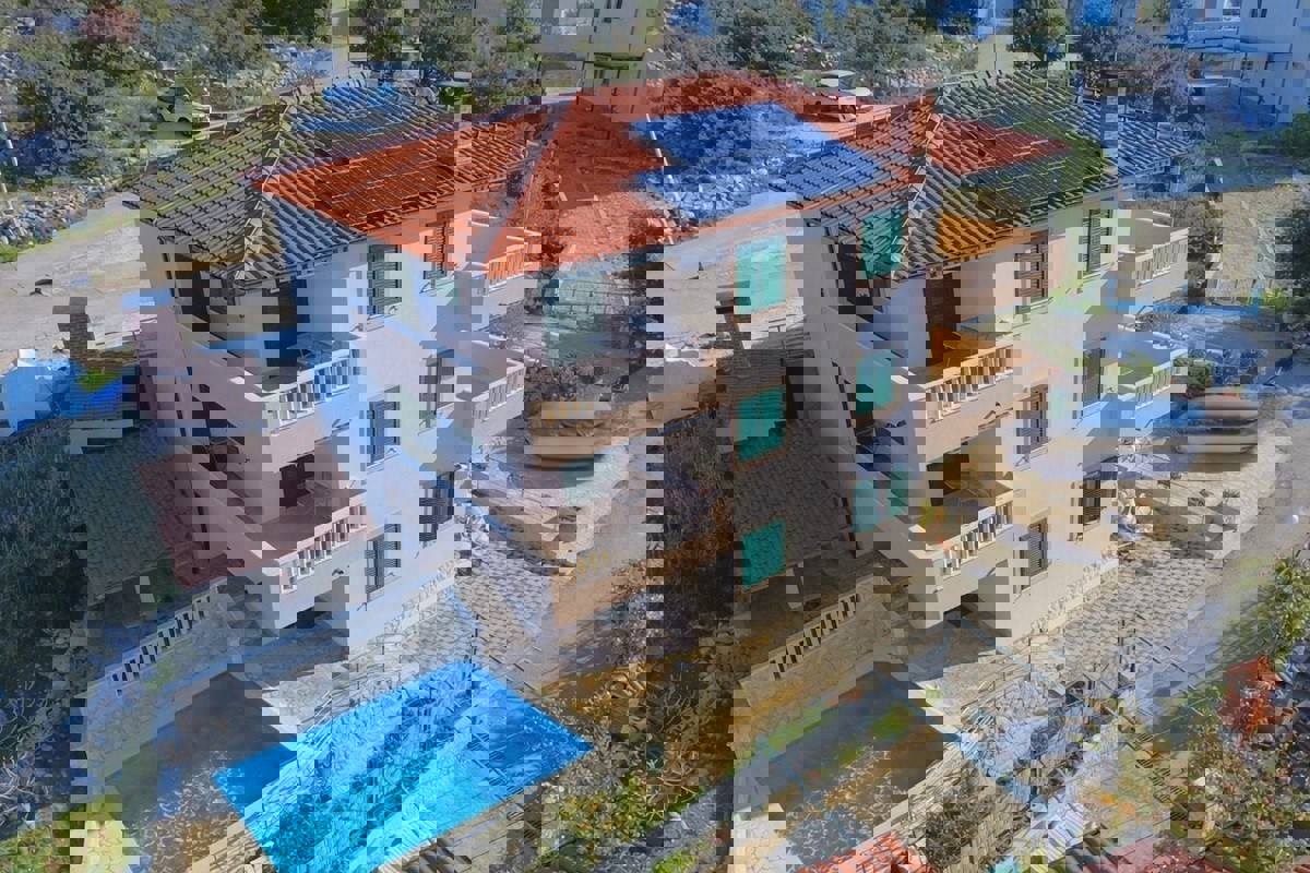 Palazzina con piscina e vista panoramica sul mare