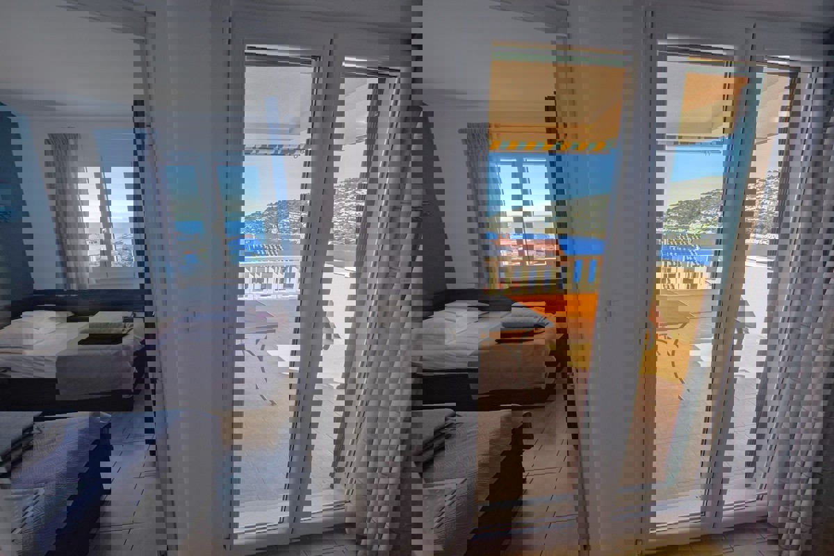 Palazzina con piscina e vista panoramica sul mare