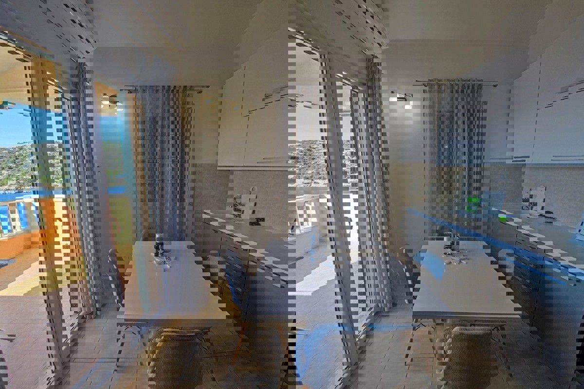 Palazzina con piscina e vista panoramica sul mare