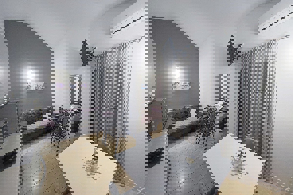 Palazzina con piscina e vista panoramica sul mare