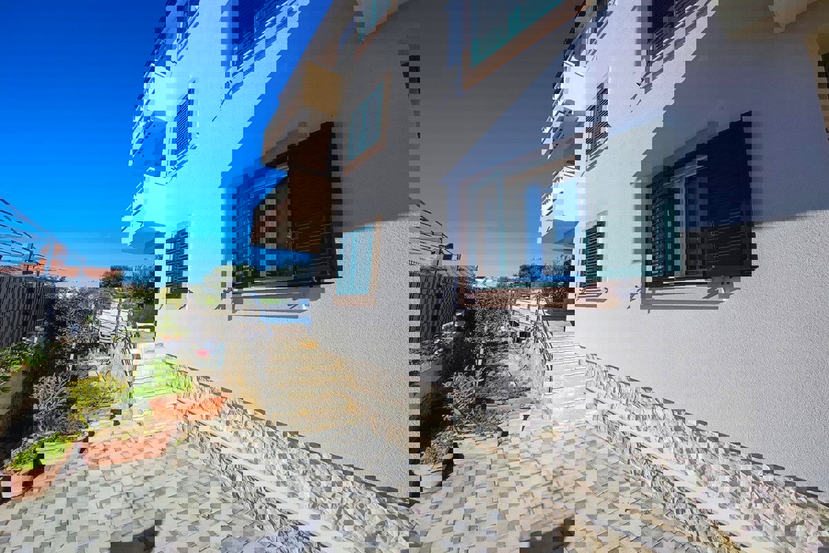 Palazzina con piscina e vista panoramica sul mare