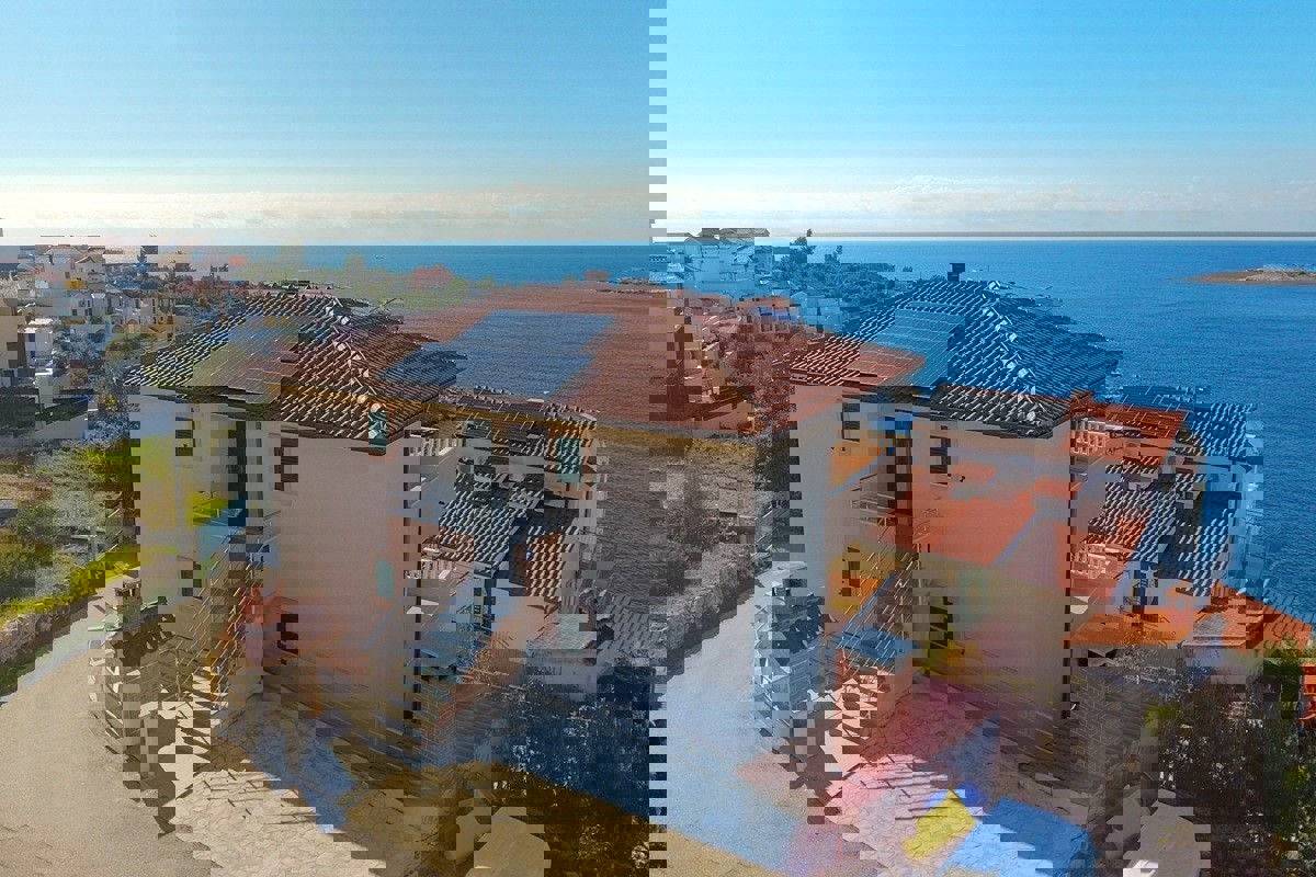 Palazzina con piscina e vista panoramica sul mare