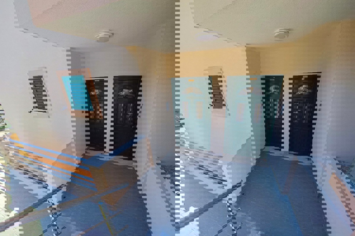 Palazzina con piscina e vista panoramica sul mare