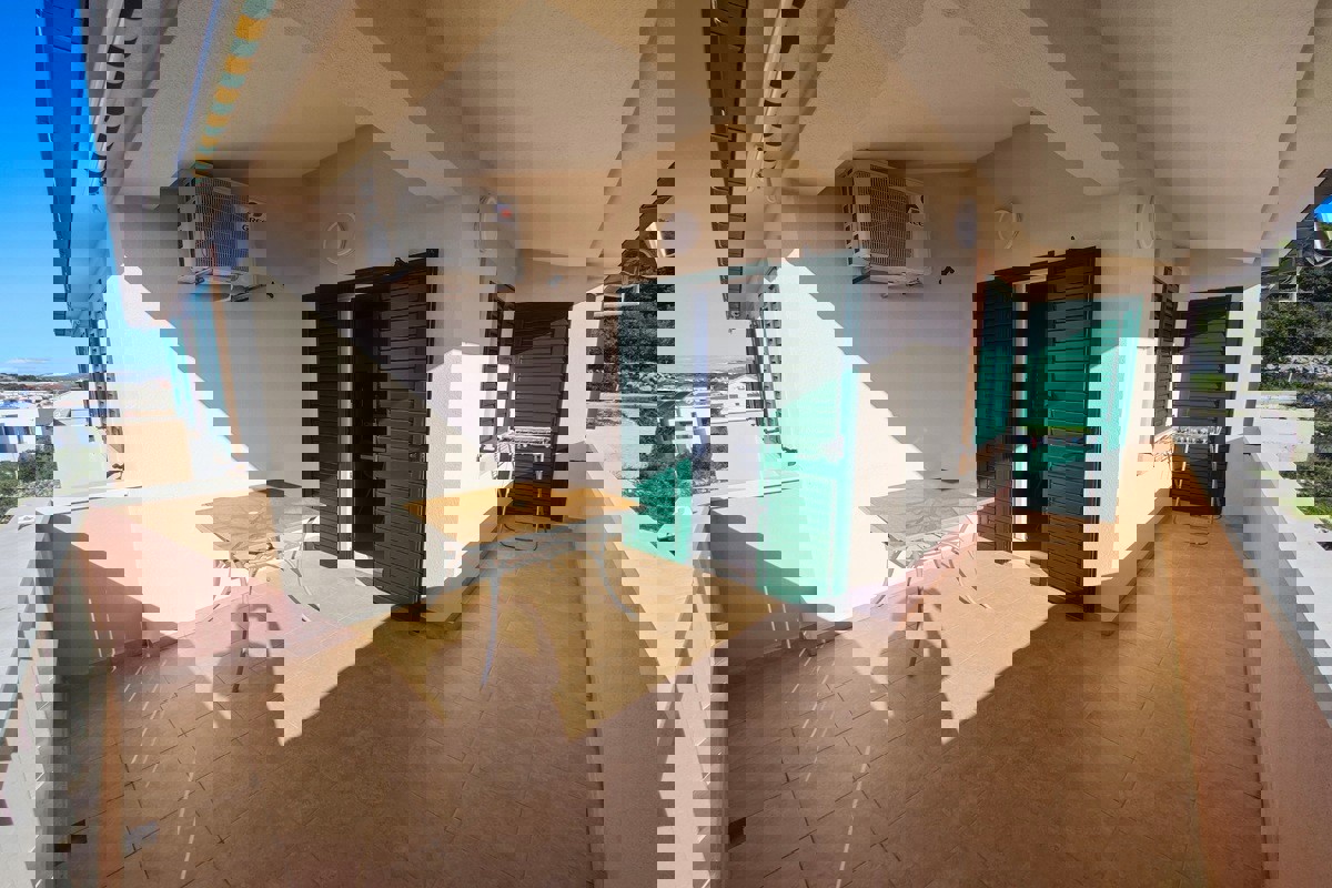 Palazzina con piscina e vista panoramica sul mare