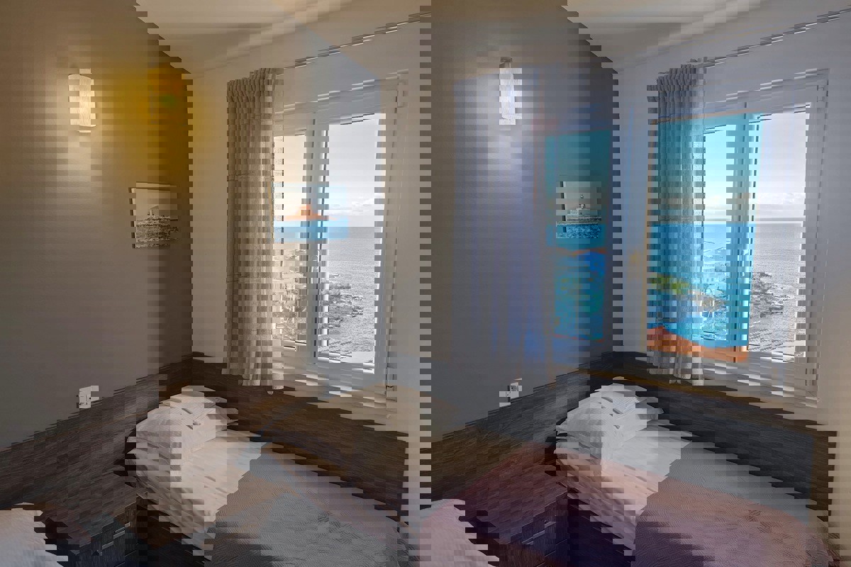 Palazzina con piscina e vista panoramica sul mare