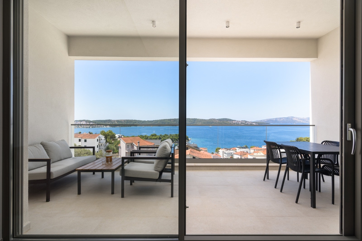 Attico su due piani con piscina e vista mare