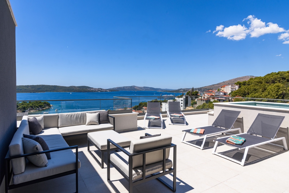 Attico su due piani con piscina e vista mare