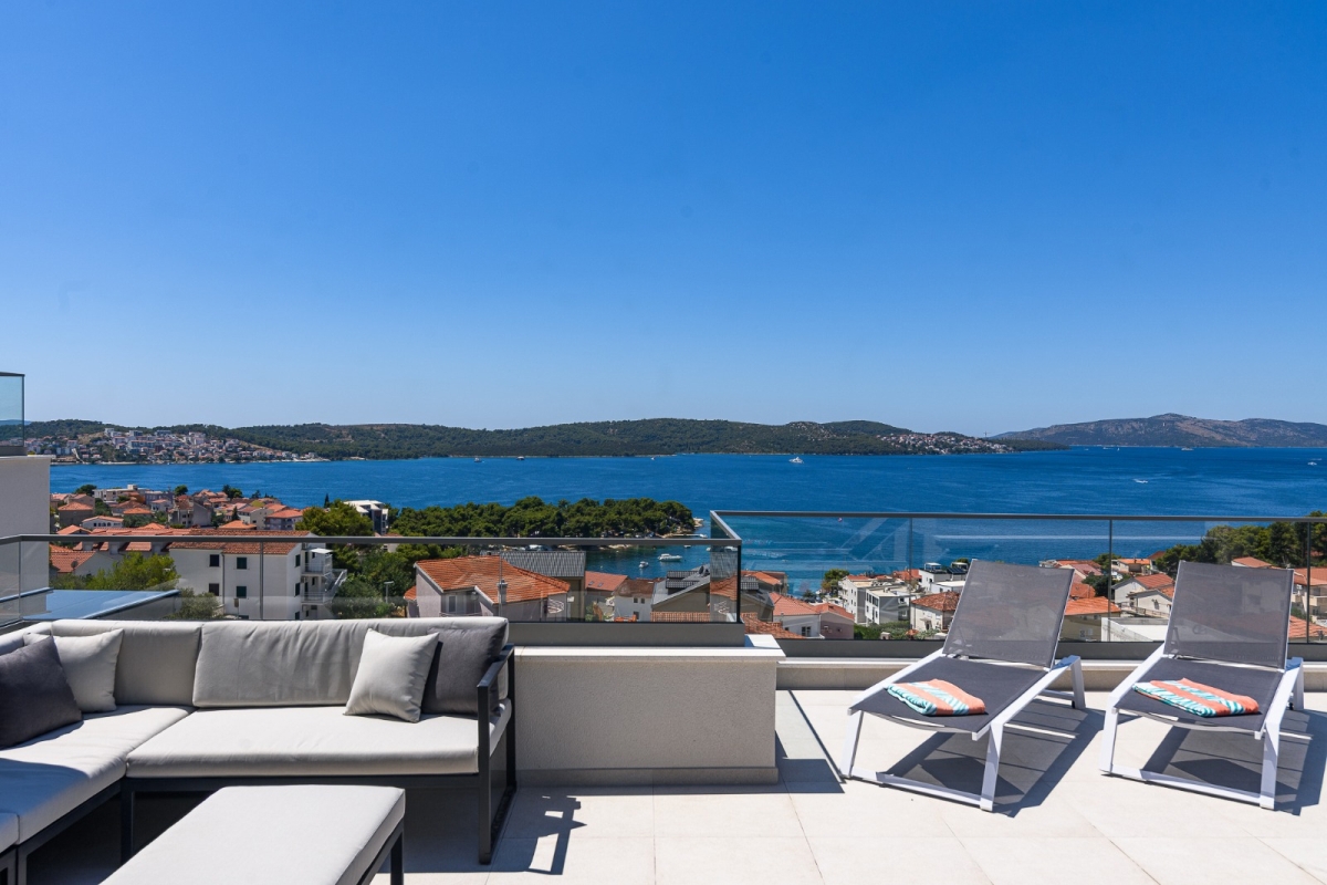 Attico su due piani con piscina e vista mare