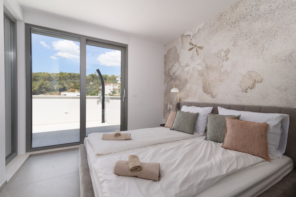 Attico su due piani con piscina e vista mare