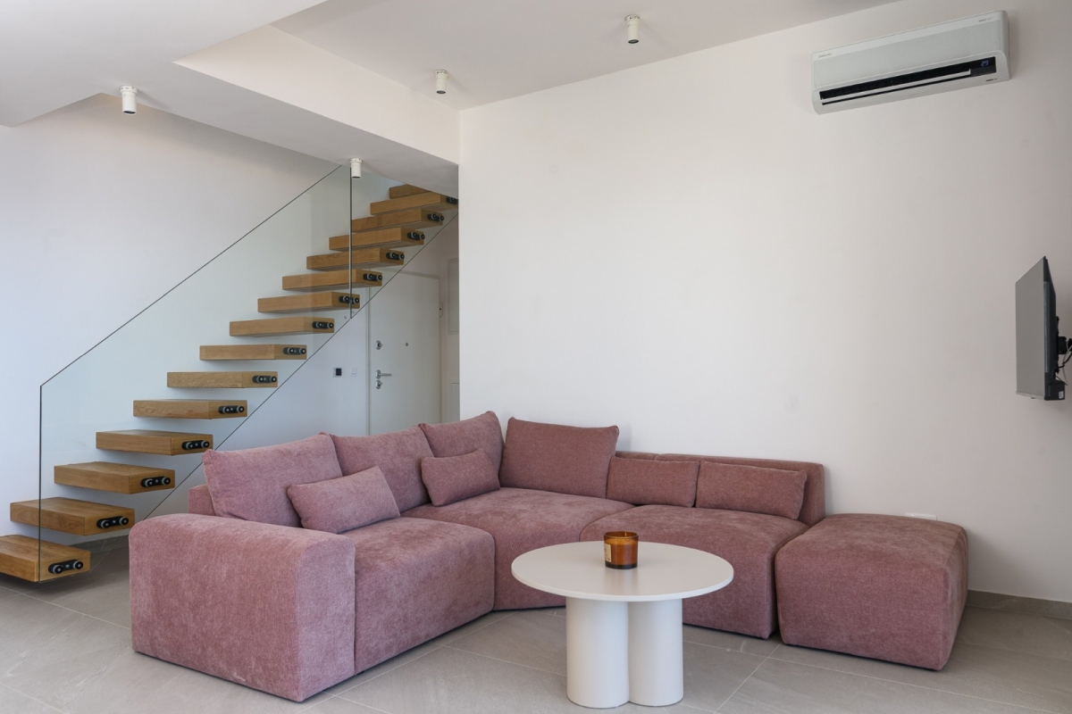 Attico su due piani con piscina e vista mare