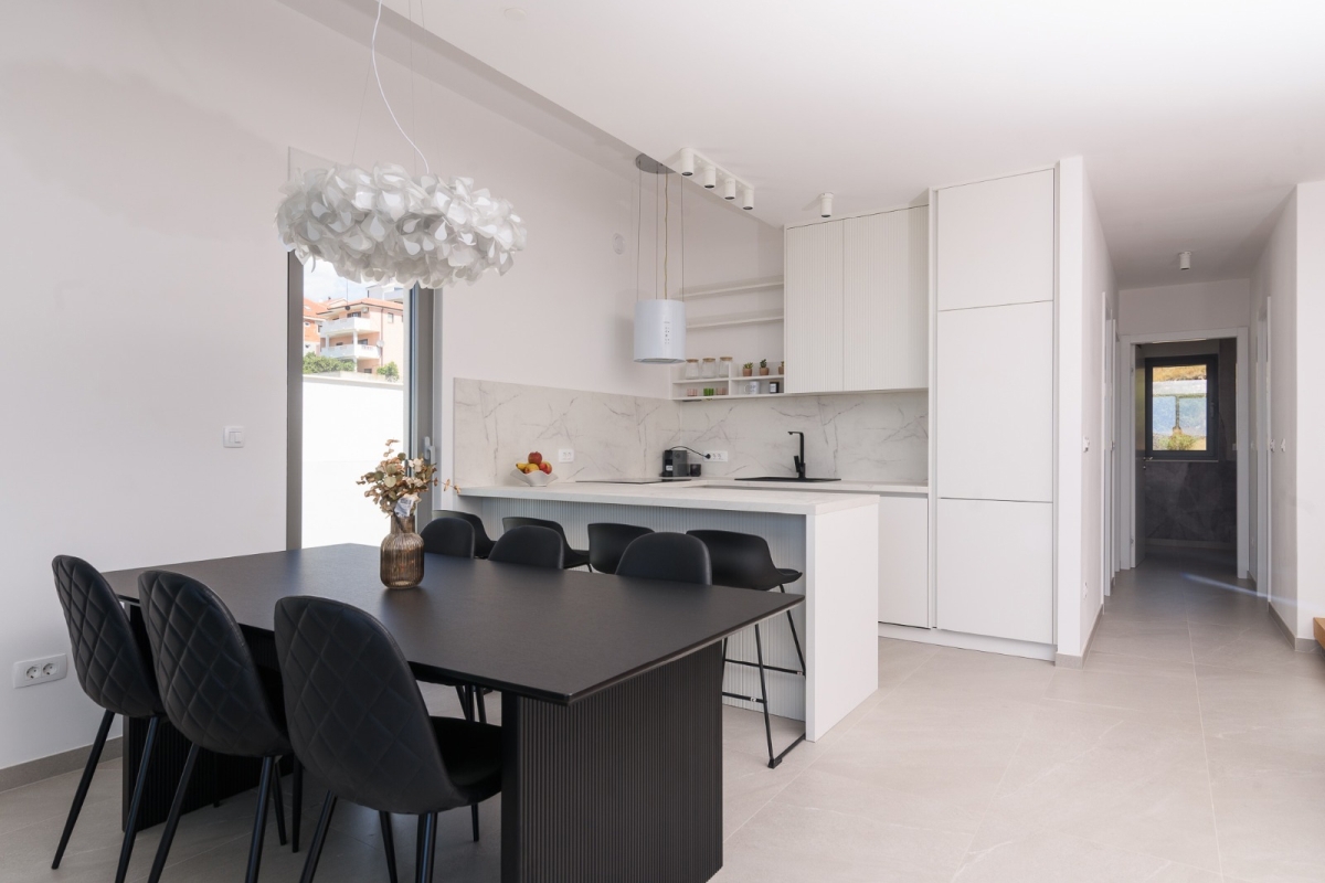 Attico su due piani con piscina e vista mare