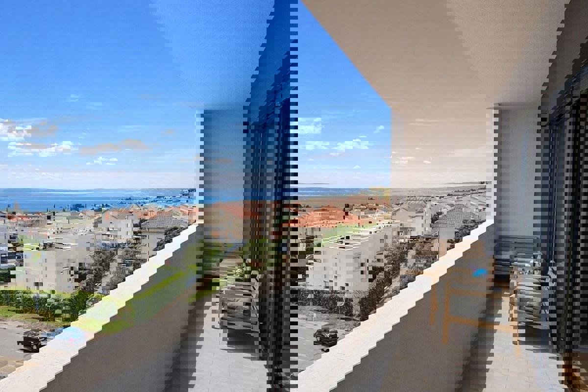 Ampio attico con vista mare aperta