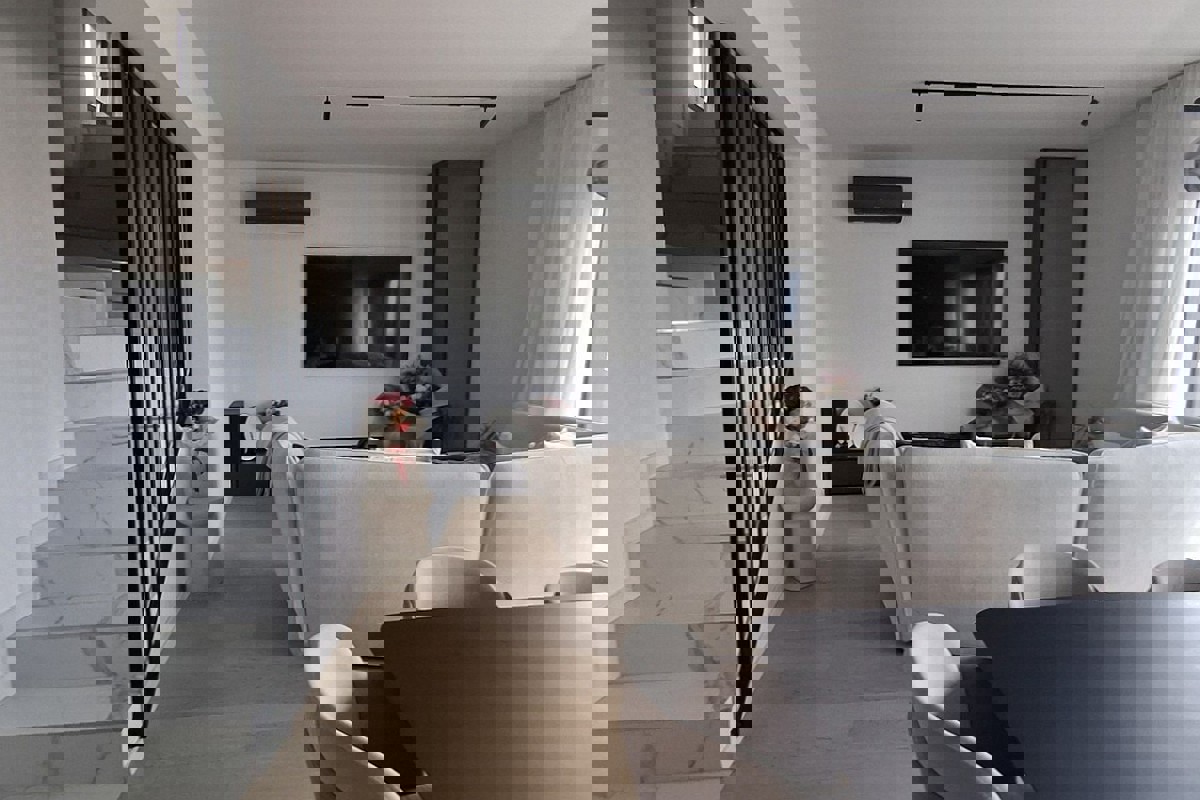 Ampio attico con vista mare aperta