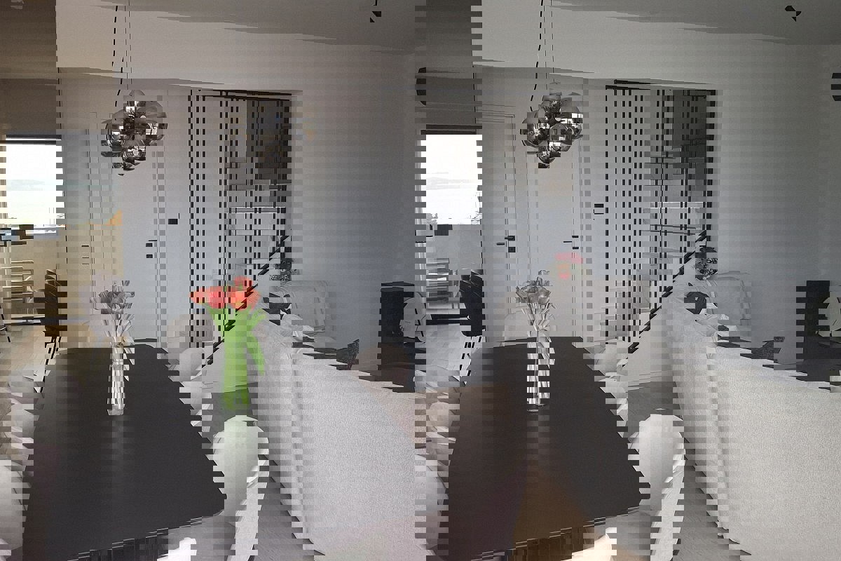 Ampio attico con vista mare aperta