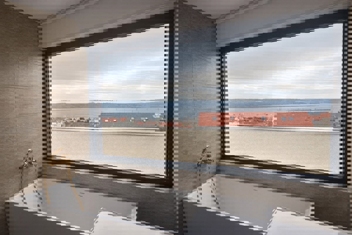 Ampio attico con vista mare aperta