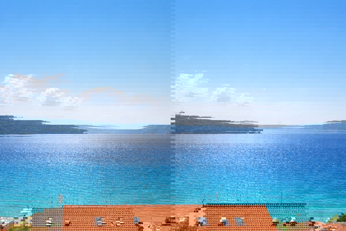 Ampio attico con vista mare aperta