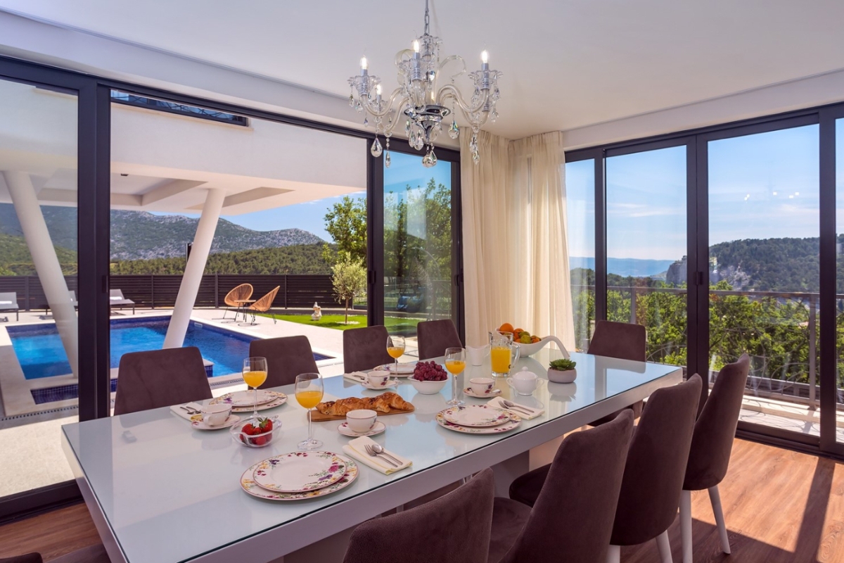 Villa moderna con piscina in posizione tranquilla