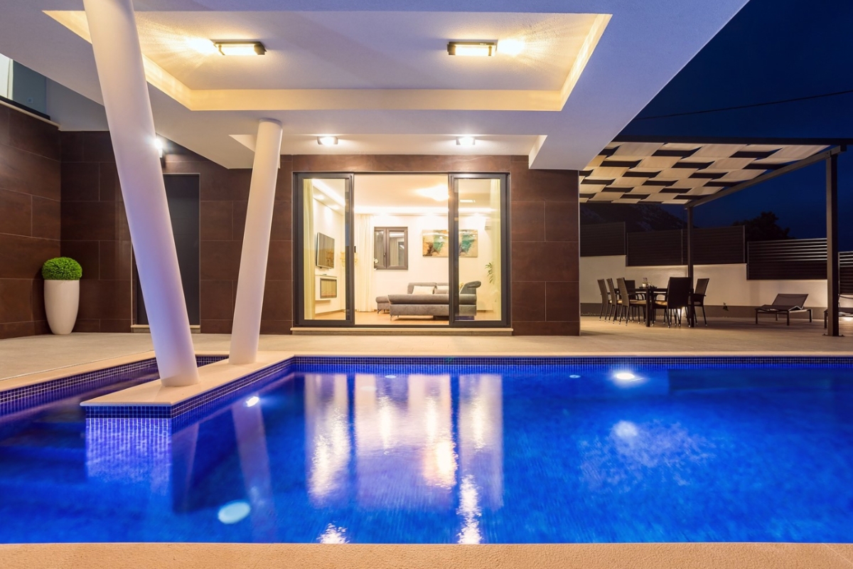 Villa moderna con piscina in posizione tranquilla