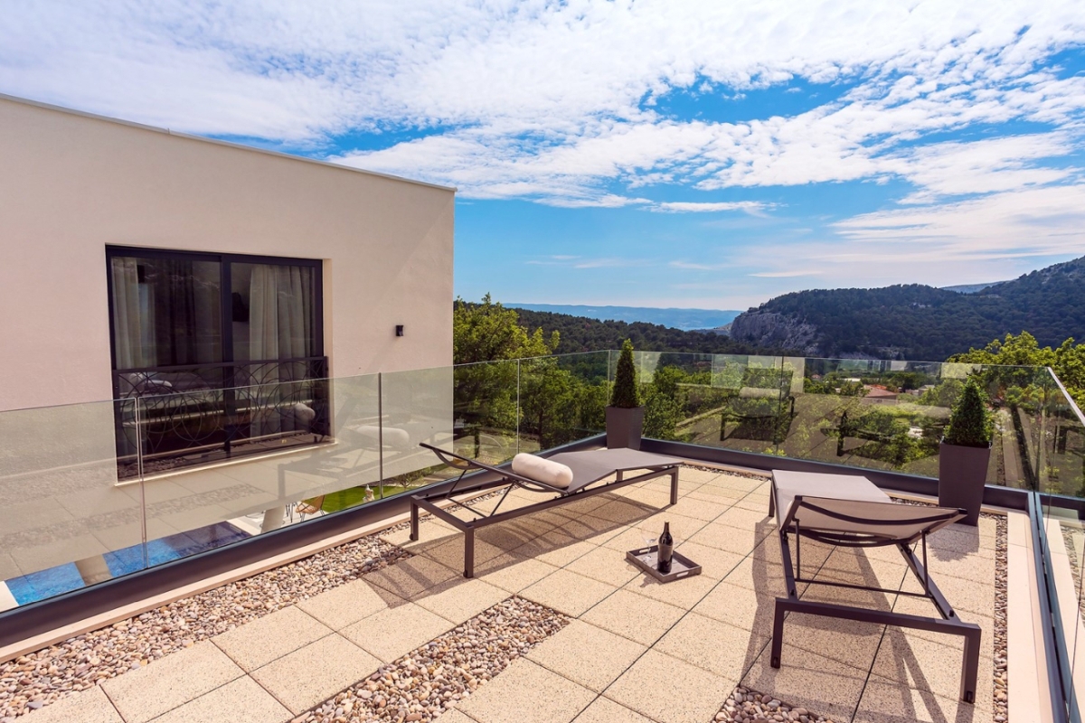 Villa moderna con piscina in posizione tranquilla