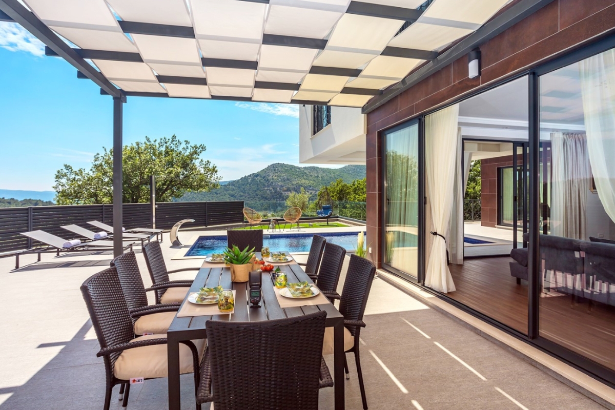 Villa moderna con piscina in posizione tranquilla