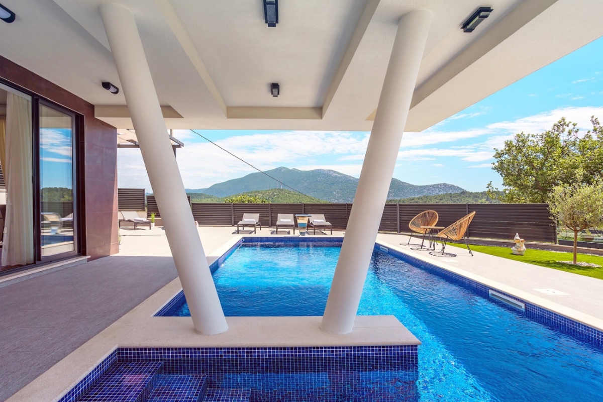 Villa moderna con piscina in posizione tranquilla