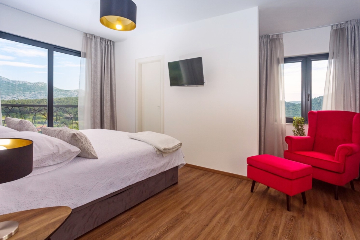 Villa moderna con piscina in posizione tranquilla