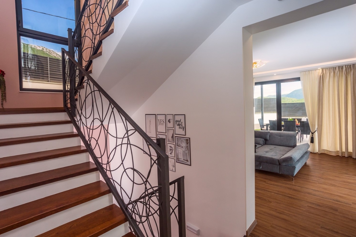 Villa moderna con piscina in posizione tranquilla