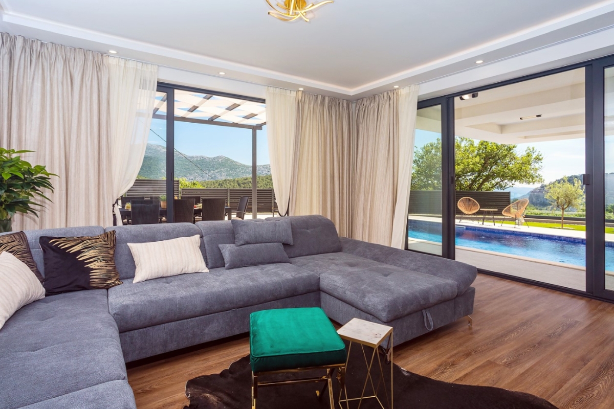 Villa moderna con piscina in posizione tranquilla