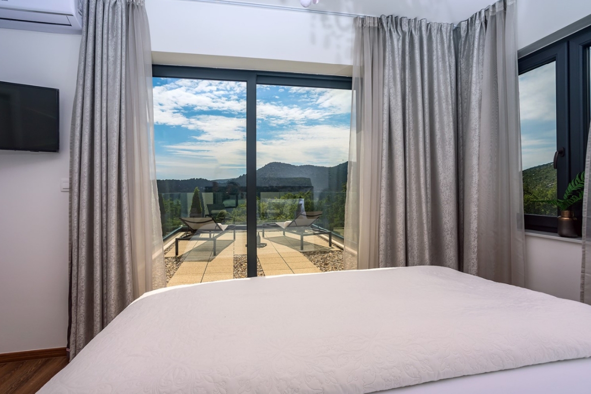 Villa moderna con piscina in posizione tranquilla