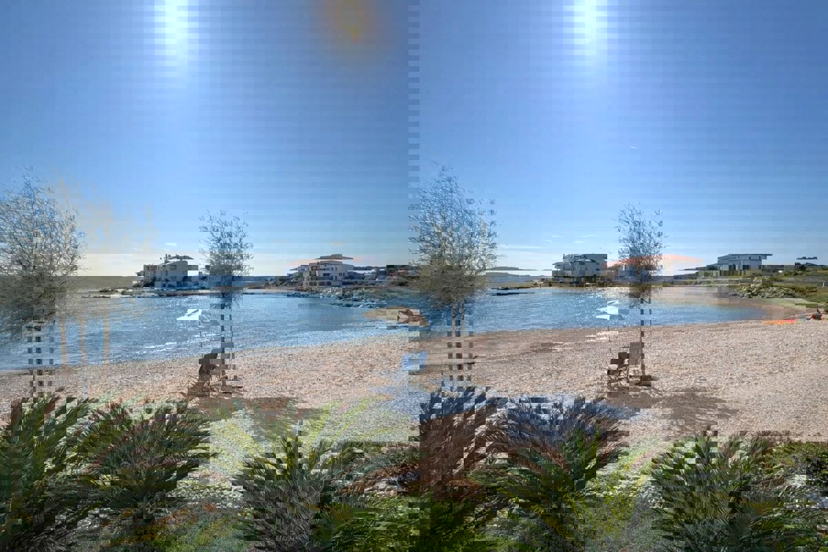 Esclusivo attico con terrazza panoramica e piscina, in prima fila sul mare