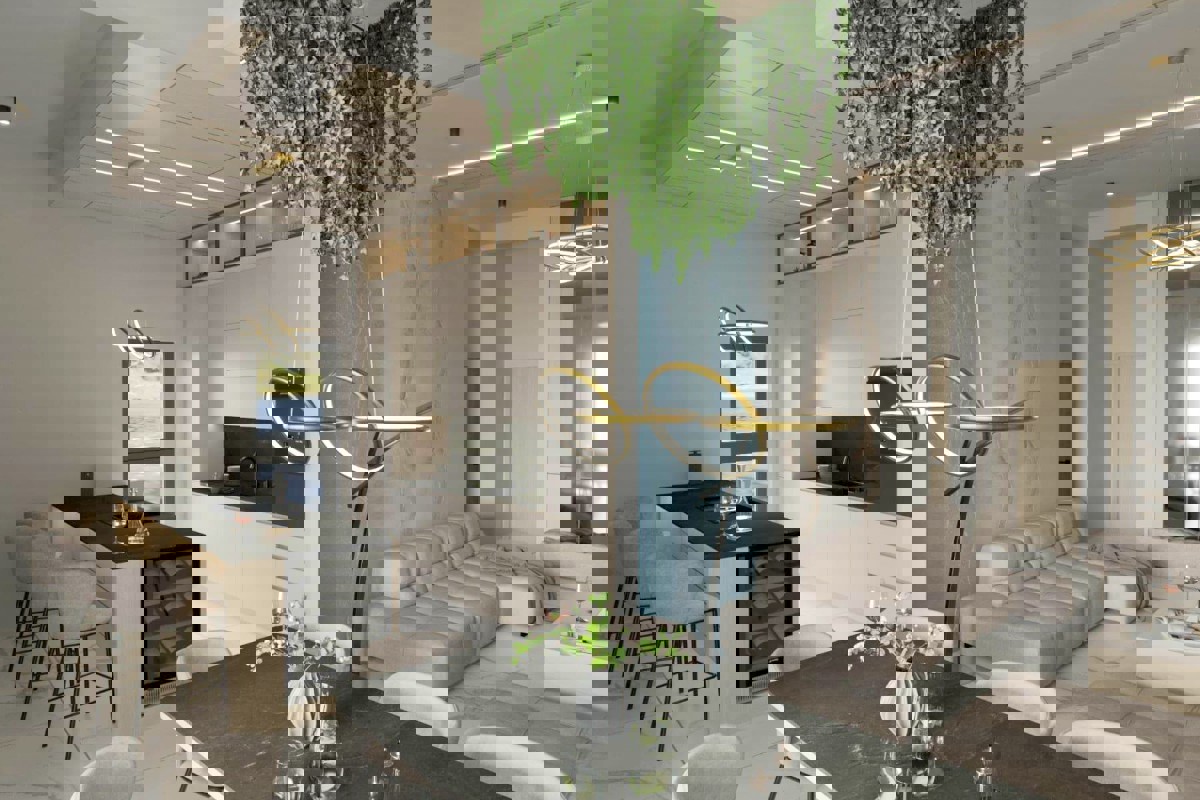 Esclusivo attico con terrazza panoramica e piscina, in prima fila sul mare