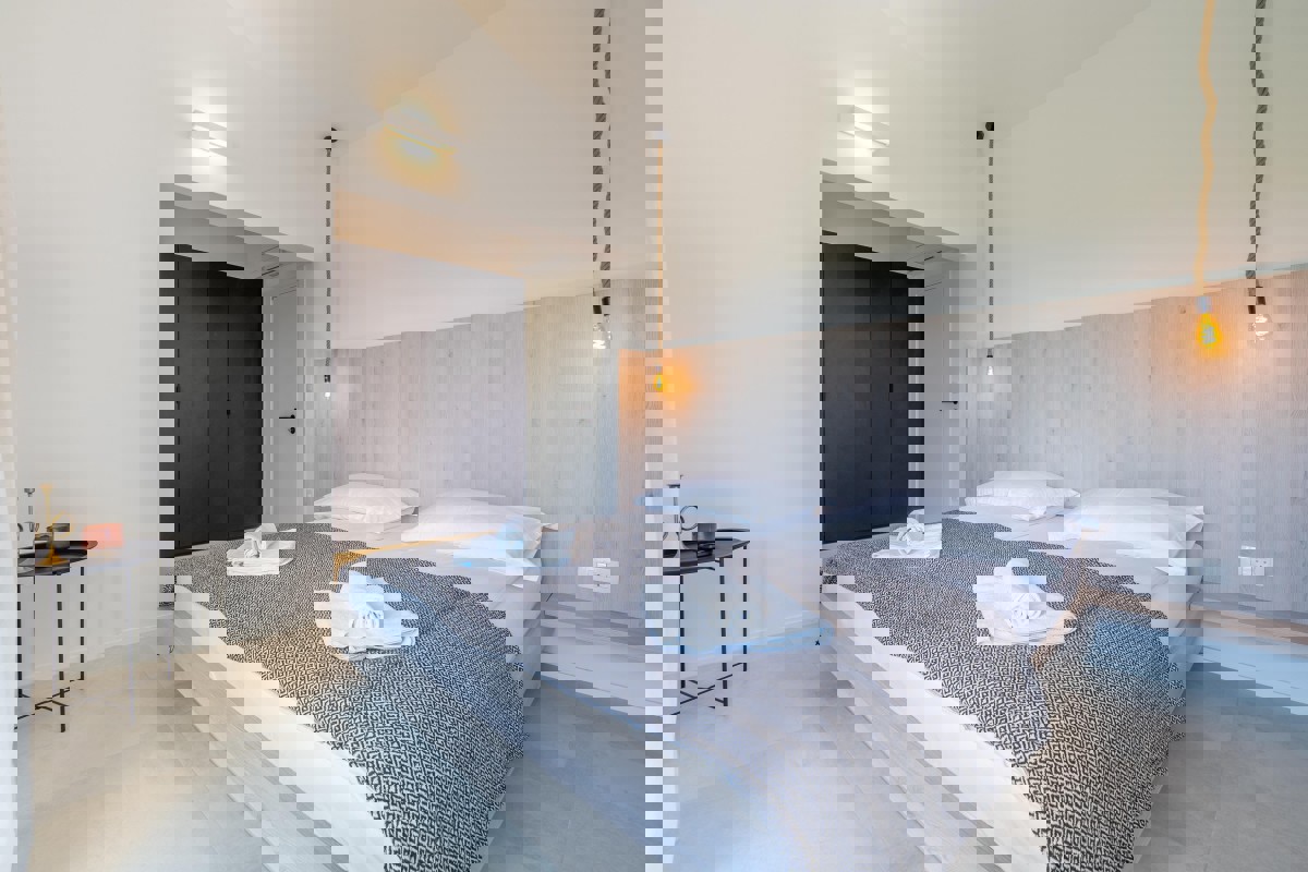 Casa moderna con piscina e vista mare