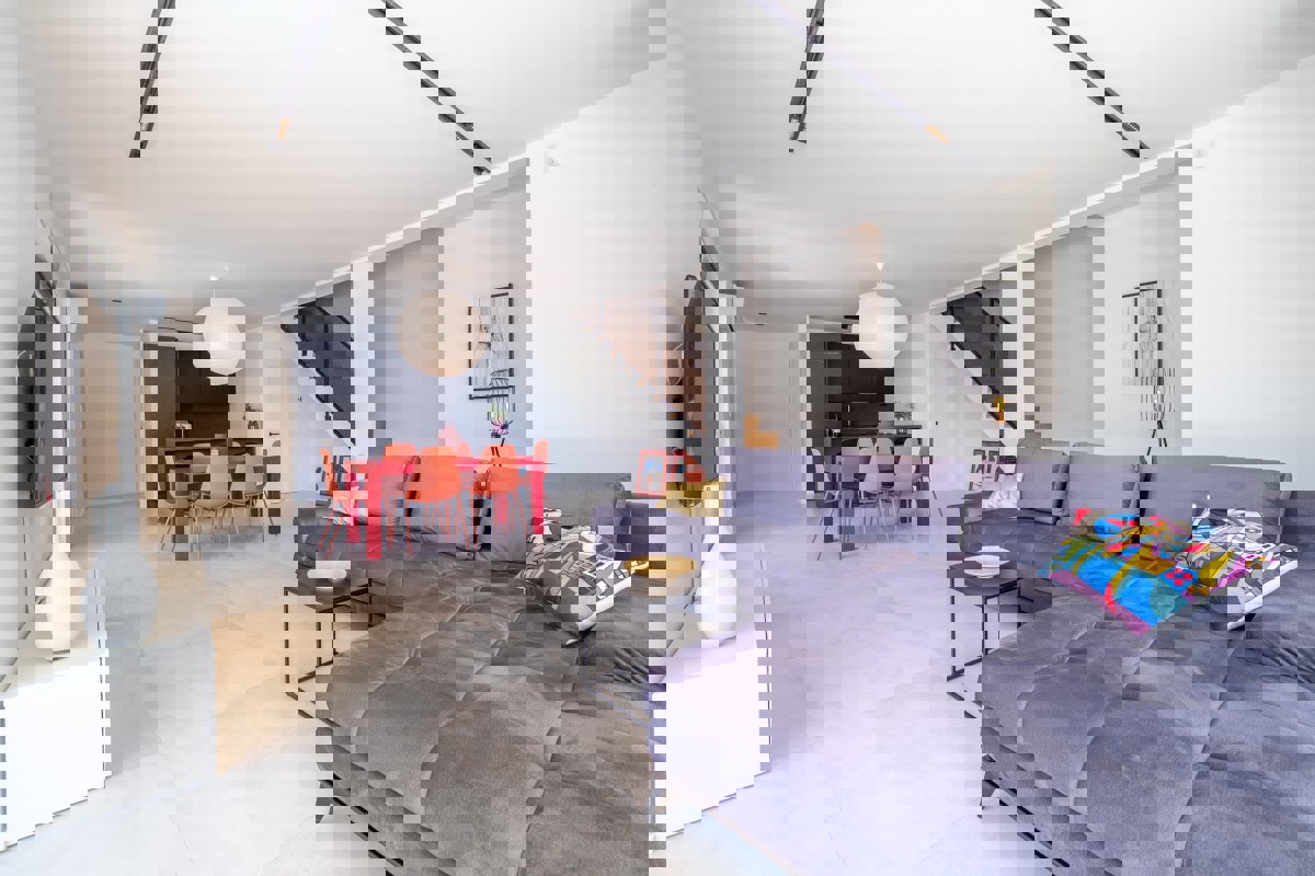 Casa moderna con piscina e vista mare