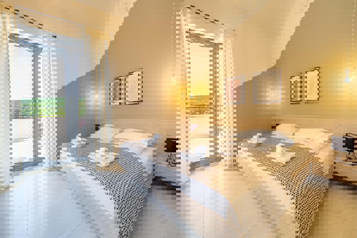 Casa moderna con piscina e vista mare