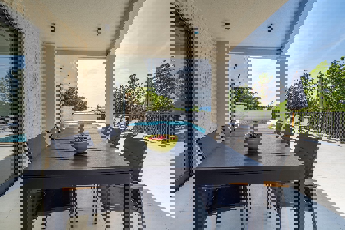 Casa moderna con piscina e vista mare