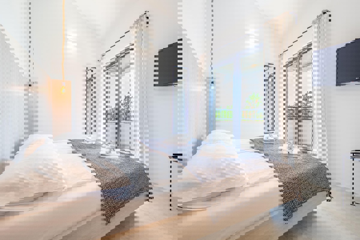 Casa moderna con piscina e vista mare