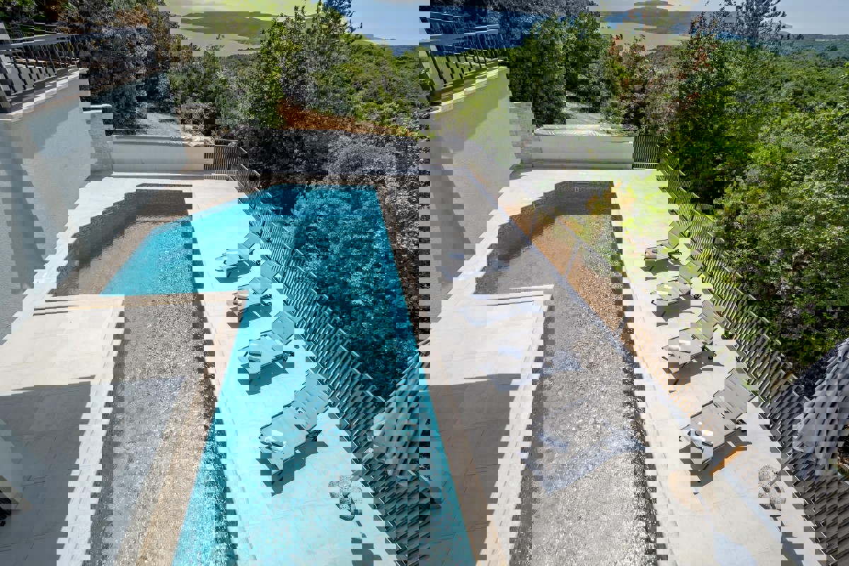 Casa moderna con piscina e vista mare