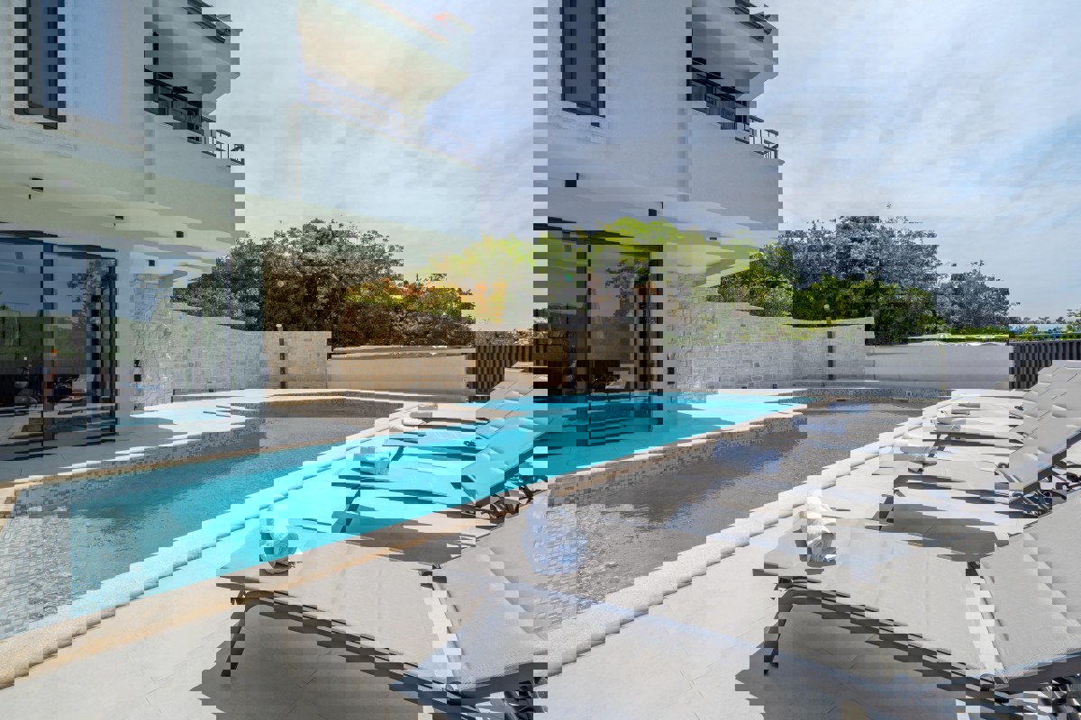 Casa moderna con piscina e vista mare