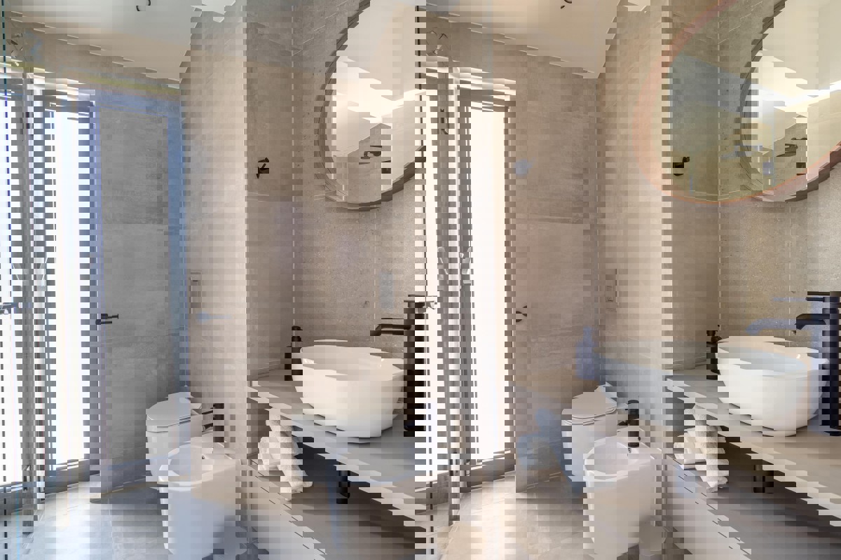 Casa moderna con piscina e vista mare