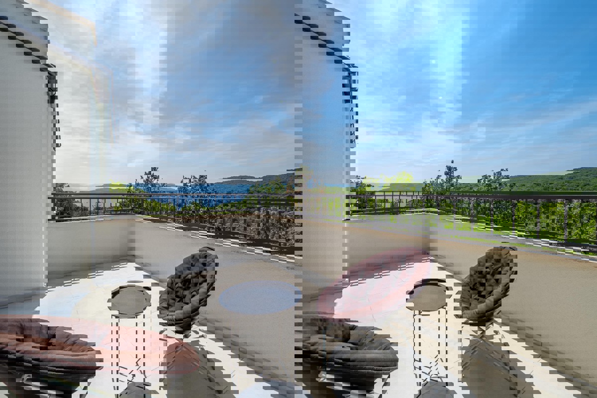 Casa moderna con piscina e vista mare