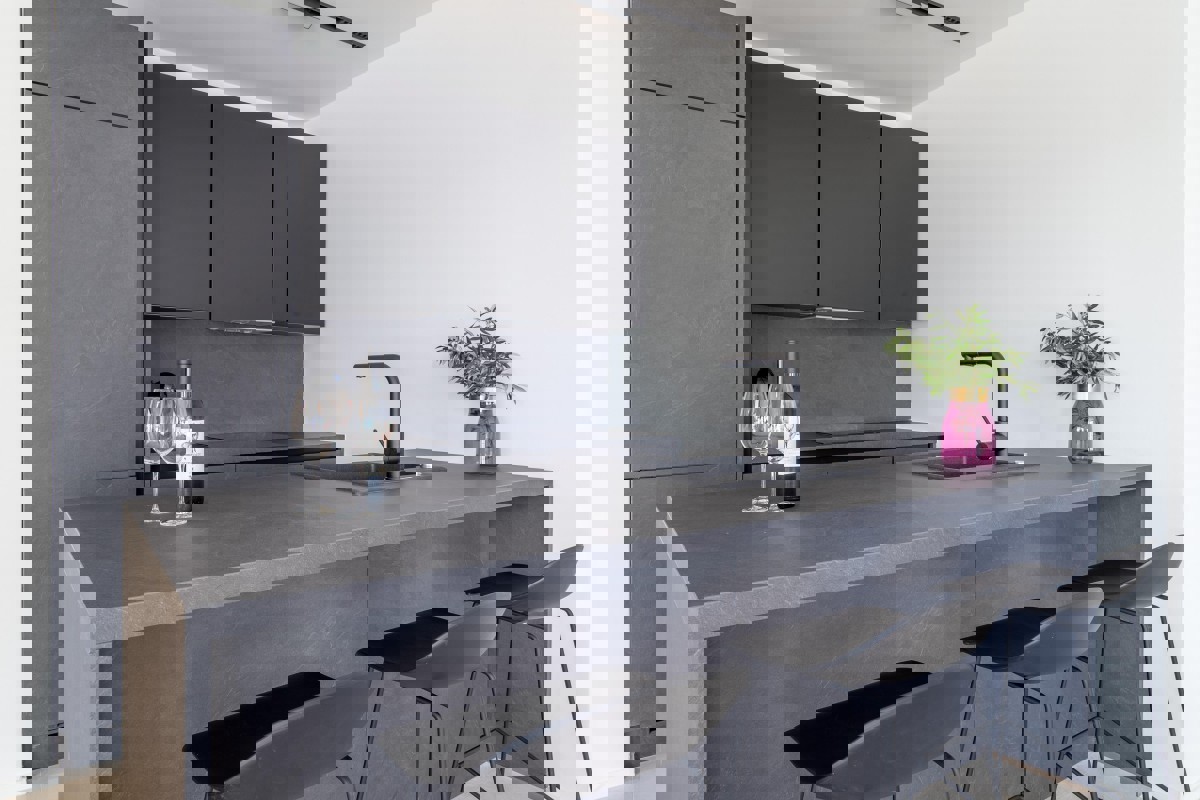 Casa moderna con piscina e vista mare