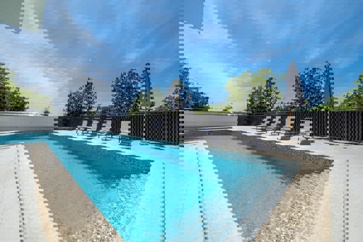 Casa moderna con piscina e vista mare