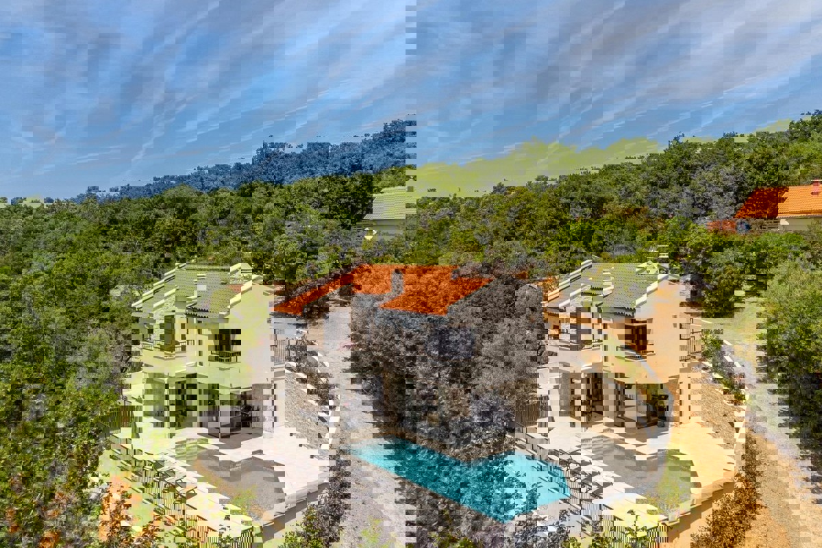 Casa moderna con piscina e vista mare